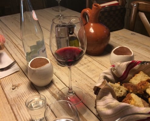 antipasto tipico vino e formaggi