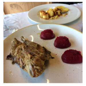 Oca arrosto con patate e salsa di rape.