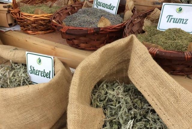 sacchi- erbe-aromatiche-essiccate-albaniainsieme.