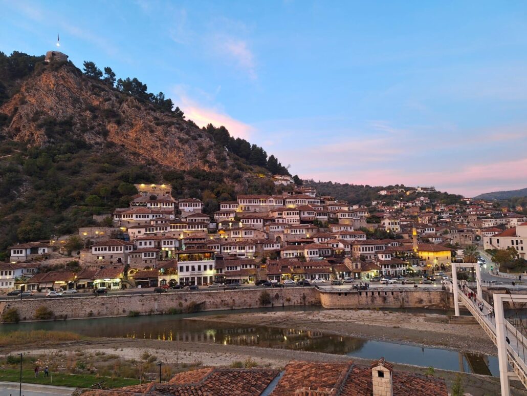tour guidati in piccoli gruppi Berat panorama al tramonto
