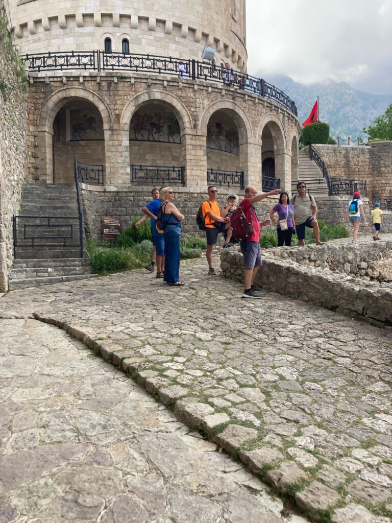 La guida che spuega a Kruja